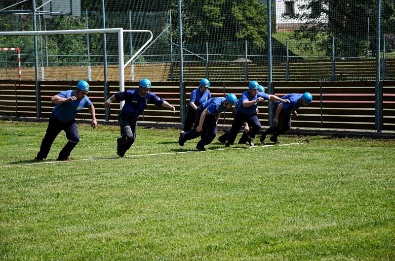 Na zeleném trávníků se odehrála tradiční hasičská soutěž v požárním sportu.