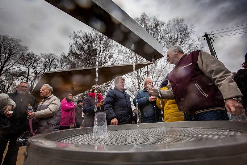 Otevření nového prameníku a lázní v Náchodě-Bělovsi. Tato minerální voda se nyní bude nazývat dle veřejné ankety Běloveské bublinky.