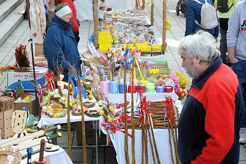 Velikonoční trhy v Hronově se konaly v neděli 17. března. Součástí byl i program v Sále J. Čapka.