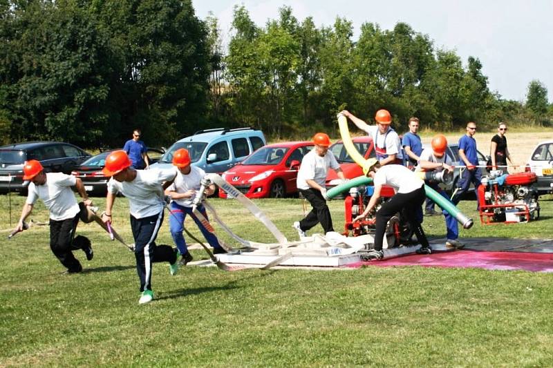 Členové dobrovolných hasičských sborů z celého regionu ukázali, jak mezi sebou zápasí. 