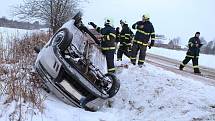 Hasiči zasahovali u Nového Města nad Metují. Museli vyprostit automobil převrácený na střechu.