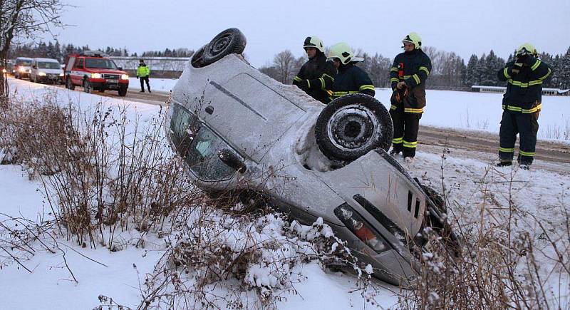 Hasiči zasahovali u Nového Města nad Metují. Museli vyprostit automobil převrácený na střechu.