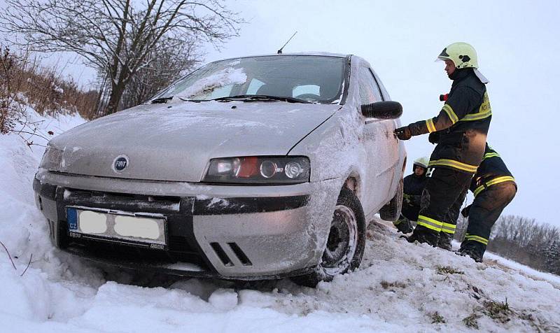 Hasiči zasahovali u Nového Města nad Metují. Museli vyprostit automobil převrácený na střechu.