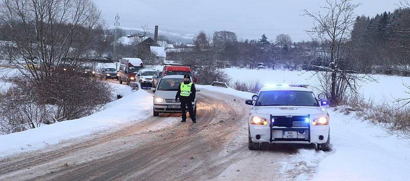 Hasiči zasahovali u Nového Města nad Metují. Museli vyprostit automobil převrácený na střechu.