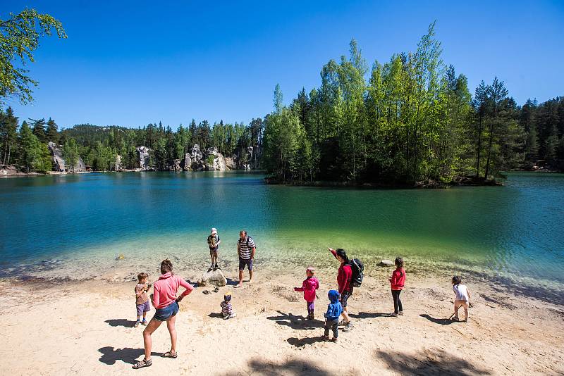 Skalní město Adršpach je o víkendech a prázdninách po velkým náporem tisíce turistů. Mnohdy zde kolabuje doprava.