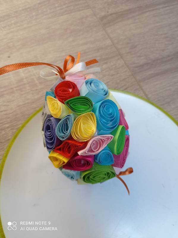 Ozdobená vajíčka s knoflíky pro štěstí a z papírových ruliček poslala Andrea Ševčíková z Jablonce nad Nisou.