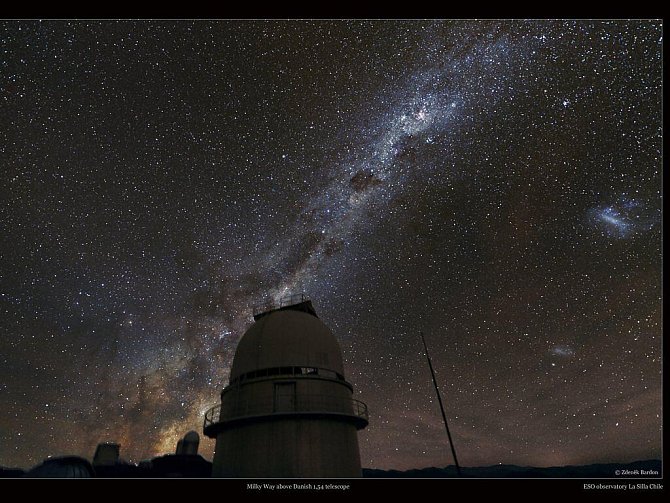 Na snímku je v popředí kopule Dánského 1,54 m dalekohledu a vlevo, téměř na obzoru, pak následují kopule dalekohledu NTT a 3,6 m dalekohledu se spektrografem HARPS. Další informace najdete na stránkách autora www.bardon.cz. 