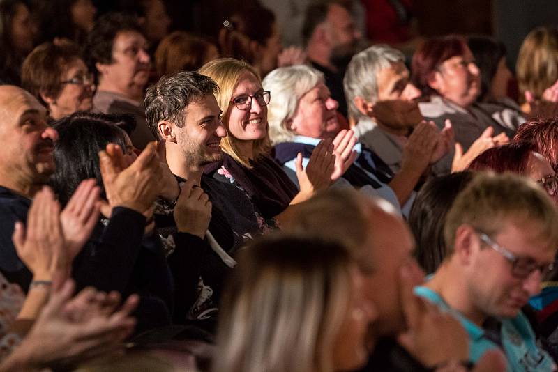 Na komedii Dvě nevěsty a jedna svatba bylo Kino 70 zcela vyprodáno. Doprovodit ji přijela jedna z nevěst - herečka Anna Polívková.