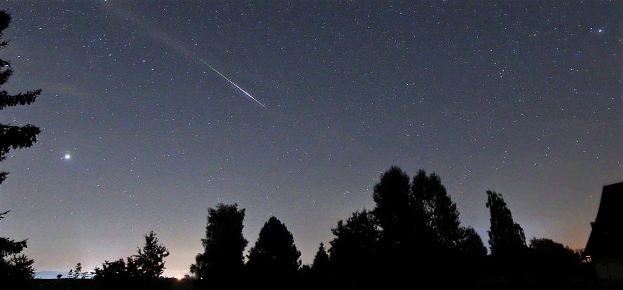 Po dva dny s nastavenými fotoaparáty pozoroval noční oblohu i amatérský astronom Čestmír Černý, který má svoji observatoř v Křinicích.