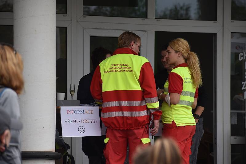 Bezmála dva tisíce lidí včera odpoledne zavítalo do areálu Oblastní nemocnice Náchod, který se na pár hodin proměnil v místo zábavy, zdravotní výchovy a prevence. Foto: Deník/Jiří Řezník