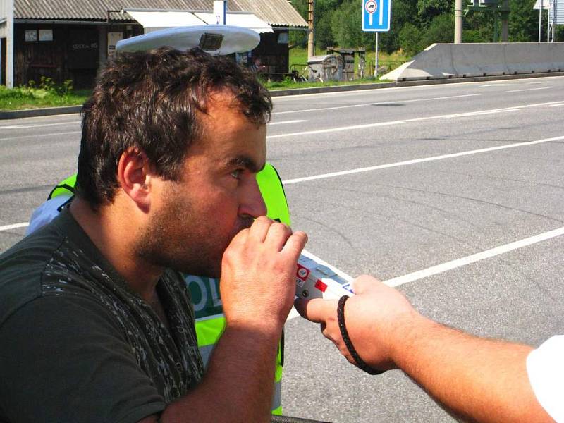 Na bývalých hranicích s Polskem v Náchodě – Bělovsi včera policisté a celníci mimo jiné kontrolovali doklady řidičů a za pomocí psa pátrali po hledaných osobách.