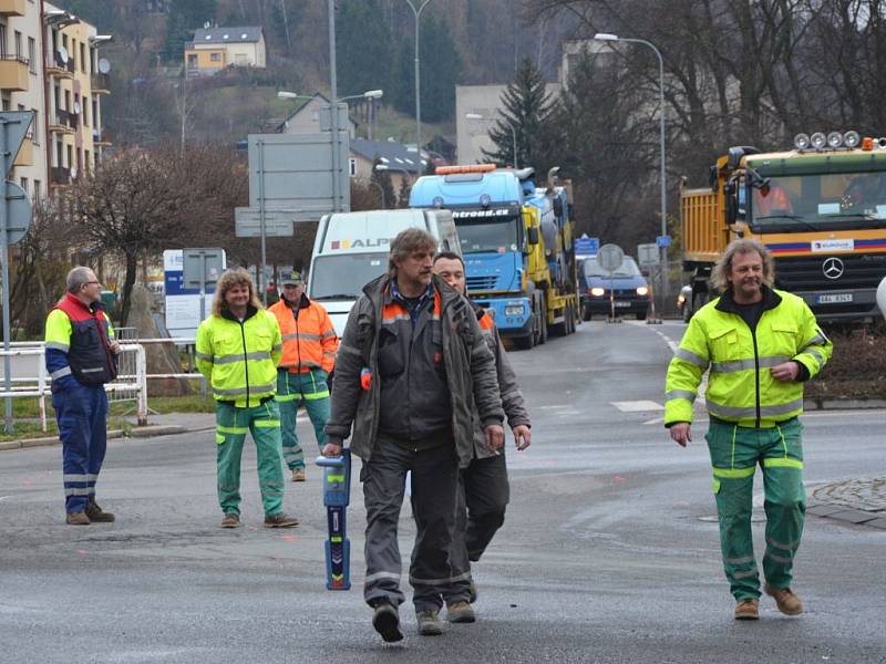 OPRAVA KRUHOVÉ KŘIŽOVATKY U ITÁLIE začala 17. března. Křižovatku čeká rozšíření a výstavba napojení nového autobusového terminálu, a to tak, aby doprava do budoucna byla plynulejší. Nyní však stavba přináší komplikace v dopravní situaci a objížďky. 