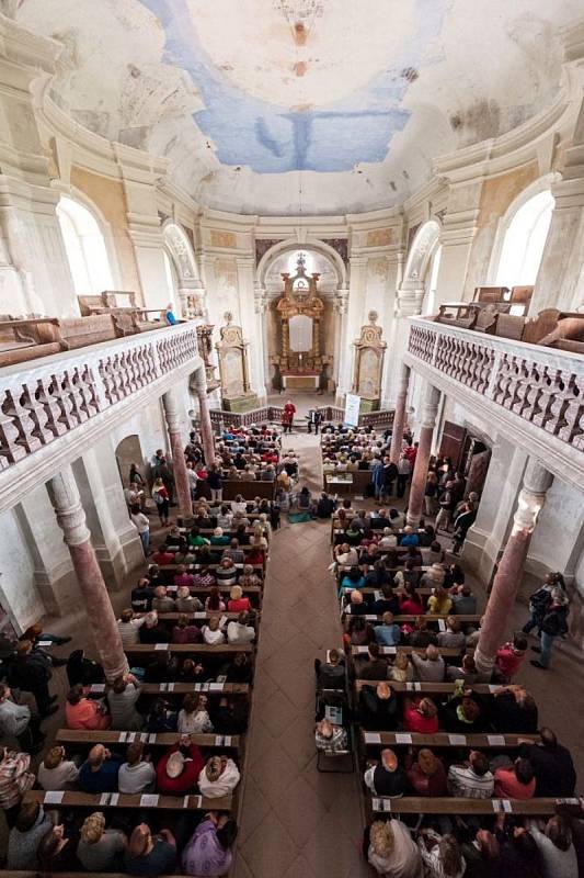 TŘETÍ KONCERT festivalu Za poklady Broumovska zavedl posluchače do kostela sv. Markéty v Šonově. 