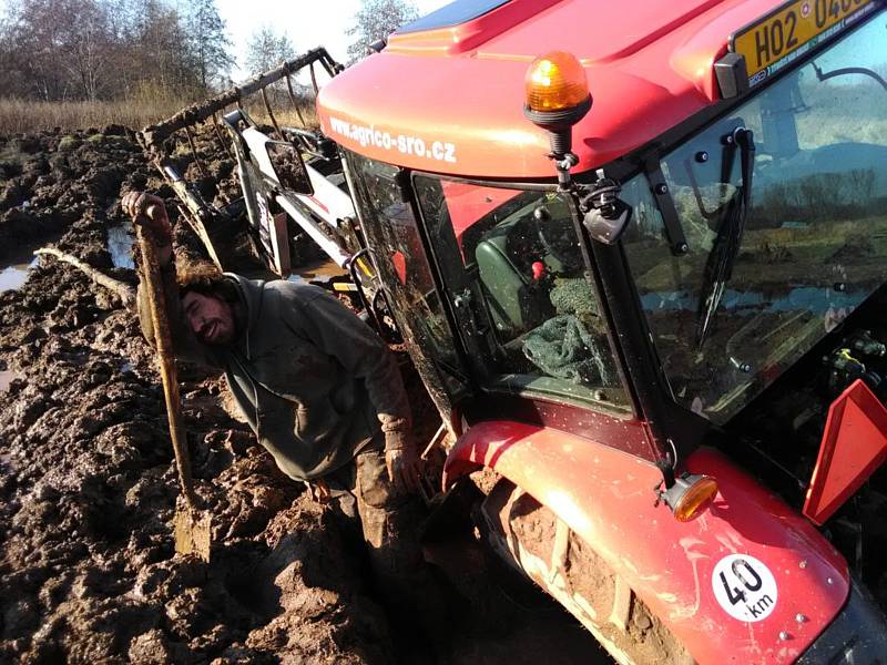 Není jiné cesty než traktor ručně z bahna vykopat...