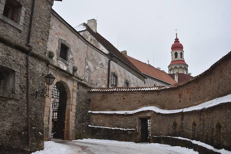 Náchodský zámek v zimě rozhodně nespí a za jeho zdmi probíhají přípravu na novou turistickou sezónu, která začne na začátku dubna.