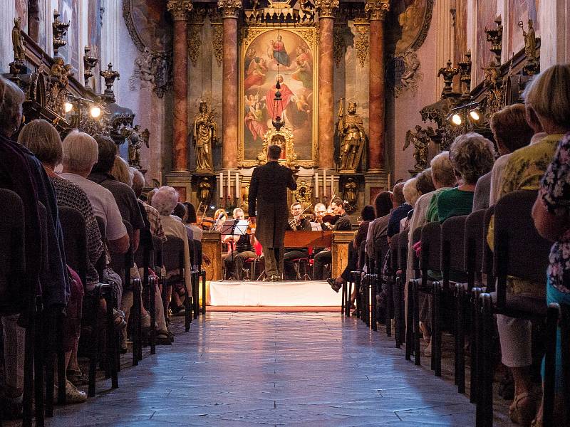 V sobotu 29. června se poprvé rozezněla slavnostní znělka festivalu Za poklady Broumovska. V klášterním kostele sv. Vojtěcha v Broumově přivítala sólisty a orchestr Národního divadla v Praze, spolu s místním pěveckým sborem Amicitia ZUŠ Broumov.