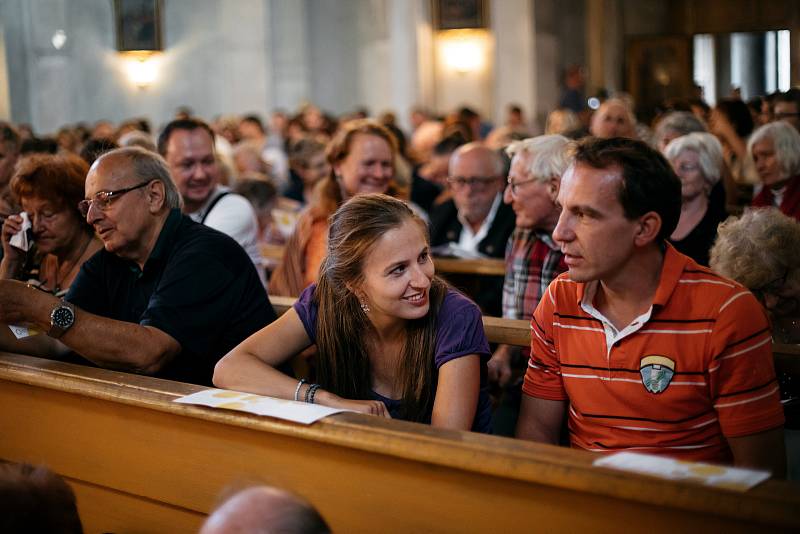 V otovickém kostele, který pochází z dílny slavného architekta Kryštofa Dientzenhofera, vystoupili fagotista Adam Plšek, laureát rozhlasové soutěže Concertino Praga, a klavíristka Eliška Tkadlčíková, vítězka Mezinárodní soutěže pro mladé klavíristy Broumo