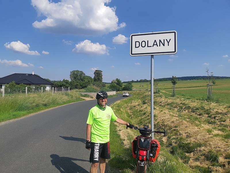 Na neobvyklou misi se před prázdninami vypravil starosta Dolan Jiří Plšek. Vášnivý koloběžkař během necelého týdne na své koloběžce navštívil deset českých a moravských obcí s názvem Dolany.