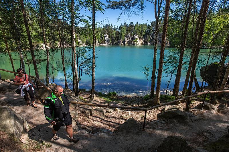 Skalní město v Adršpachu je o víkendech a prázdninách pod velkým náporem tisíců turistů. Mnohdy zde kolabuje doprava.