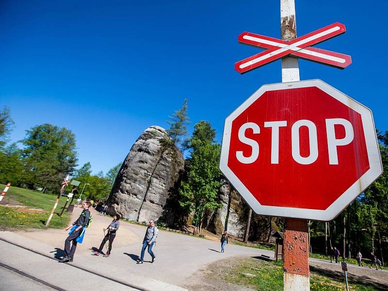 Skalní město Adršpach je o víkendech a prázdninách po velkým náporem tisíce turistů. Mnohdy zde kolabuje doprava.