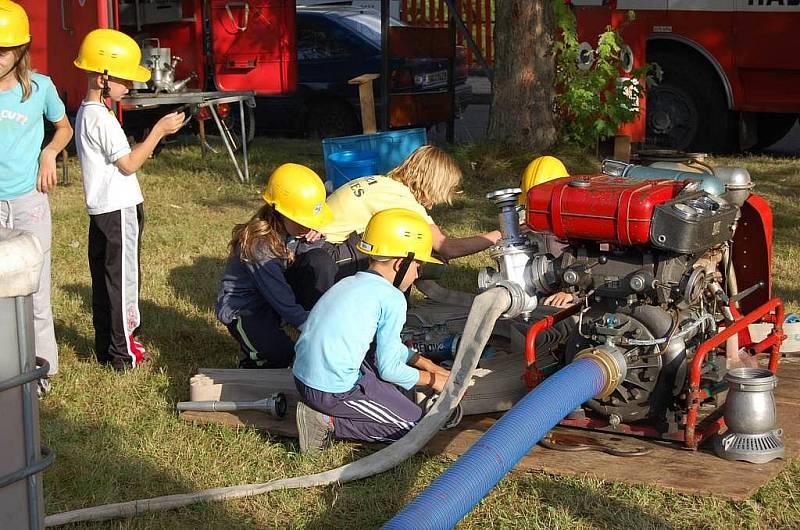 Běloveští nedávno oslavili půlkulaté výročí - 55 let nepřetržité práce s mládeží v hasičském oddílu při SDH Běloves.