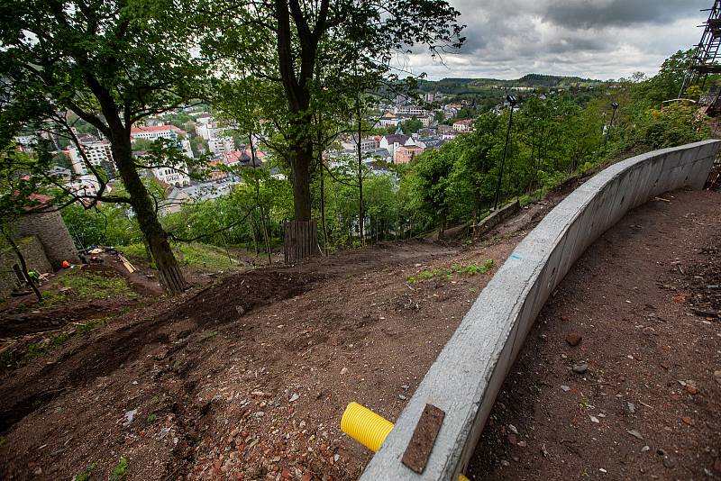 Náchodští medvědi Dáša a Ludvík žijí na zámku už déle než čtvrt století. Z hluku při revitalizace zámeckého kopce radost nemají.