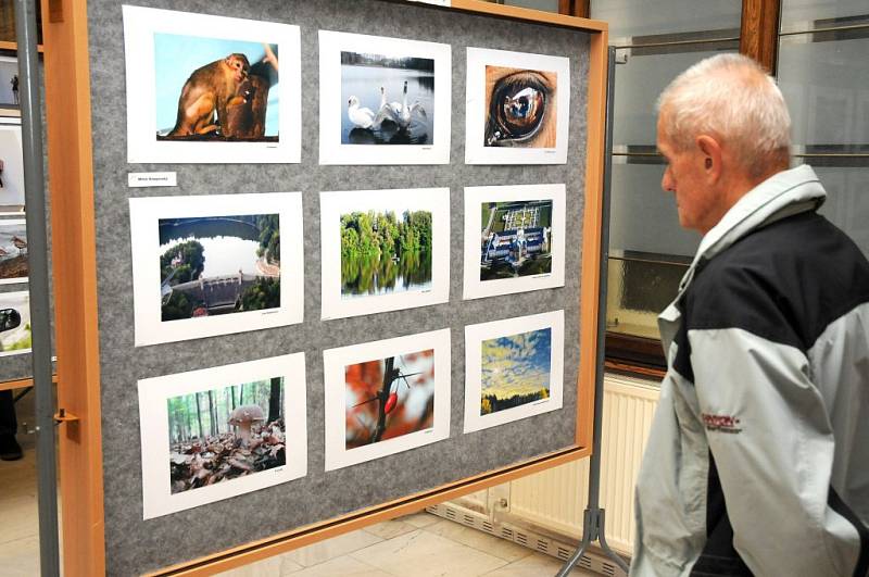 Průřez toho nejlepšího ze své tvorby představuje ve výstavní síni Městského úřadu v Červeném Kostelci desítka nejaktivnějších členů obnoveného fotoklubu, který zde funguje při Městském kulturním středisku.