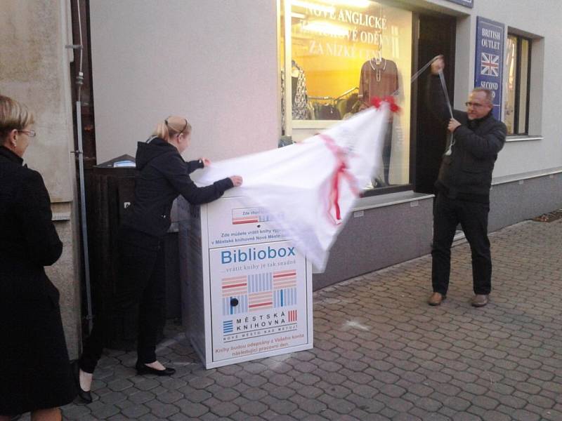 STAROSTA Petr Hable odhaluje nový bibliobox. 