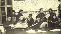 Nováčci v kasárnách studují denní tisk. Vojáci pěšího pluku 48 Jugoslávie v novoměstských kasárnách (1938).