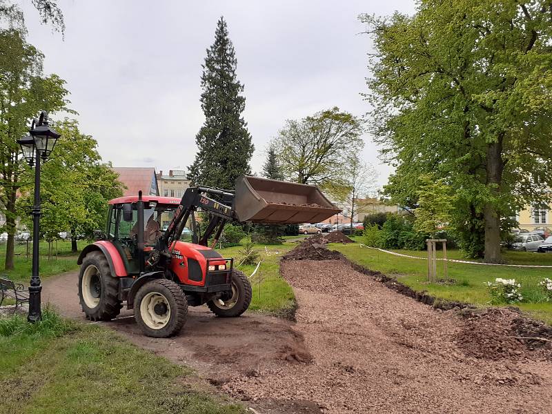 Zhruba 140 metrů dlouhý úsek přes Schrollův park je vydlážděn žulovými kostkami.