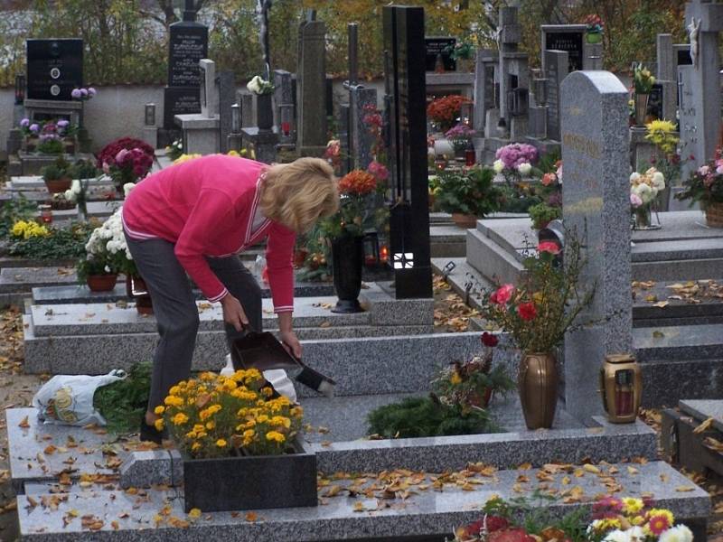 V OBDOBÍ Památky zesnulých se hroby plní květinami, věnci či svíčkami  daleko více než jindy.