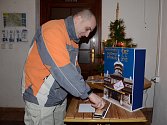 Novoroční přání si razítkem s PF 2012 označil i Josef Novák z Police nad Metují.