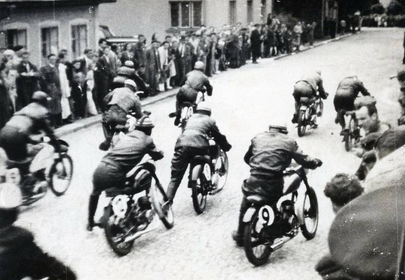 Fotodokumentace závodů pochází z archivu výjimečného a velice úspěšného regionálního jezdce Františka Kociána (1929 -1996)  z Bohdašína. Tomuto talentovanému a úspěšnému jezdci byl propůjčen legendární motocykl JAWA ESO, na kterém Franta několik sezon po 