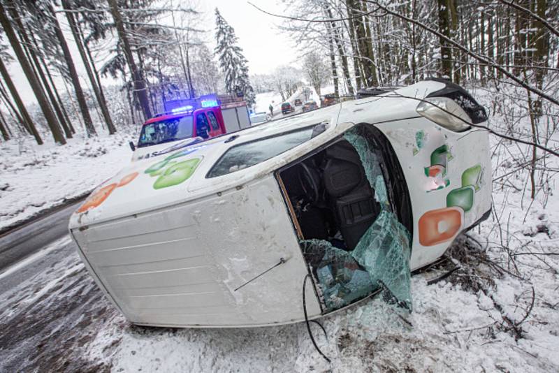 Za posledních 24 hodin královéhradečtí policisté vyjížděli ke 45 dopravním nehodám, což v přepočtu znamená téměř dvě nehody během jedné hodiny a jedná se o více než dvojnásobek běžných výjezdů.