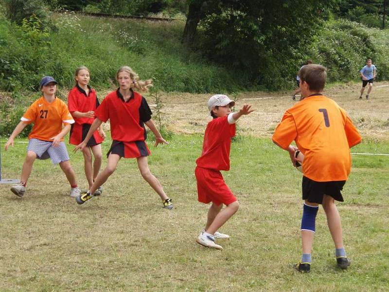 Obrannou činnost  úspěšně provádí Denisa Kolářová s Terezou Hurdálkovou. To byla silná zbraň Náchodských korfbalových mladších žáků, kteří po utkání mohli slavit zisk mistra republiky. 