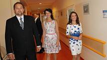 Dvojnice britské vévodkyně Kate včera přijela do Náchoda. Prohlédla si Královéhradeckou lékárnu v ambulantním pavilonu náchodské nemocnice a dokonce v doprovodu ředitele nemocnice Zbyňka Chotěborského zavítala na zdejší rehabilitační oddělení. 