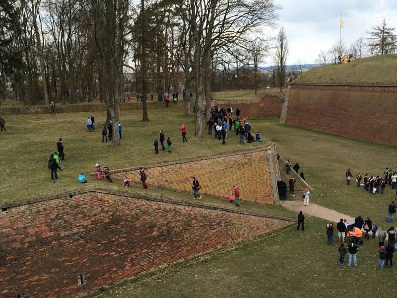 RAKOUSKÉ A PRUSKÉ jednotky pochodovaly pevnostním městem Josefov, aby zde zahájily turistickou sezónu. 