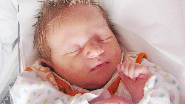 ADÉLKA HRUBÁ se narodila 15. června 2010 ve 12:15 hodin. Spolu se svou novorozenou sestřičkou – dvojčátkem Sandrou, s rodiči Janou a Patrikem, a s bráškou Martinem (5), má domov ve Velkých Petrovicích.