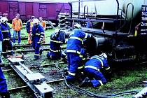 Vykolejený vagón převážející kyselinu dusičnou nasadili zpět na koleje drážní hasiči pomocí  hydraulických heverů. Důvodem vykolejení bylo pry rozjetí kolejí na pražcích.