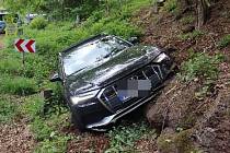 Řidič Audi byl nucen strhnout řízení