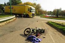 Řidič nákladního vozidla zřejmě nedal přednost motocyklistce na Babetě a vjel na kruhový objezd v době, kdy jej 67letá žena projížděla.Ta se sice vyhnula střetu s kamionem vzápětí ale přepadla z motocyklu na vozovku.