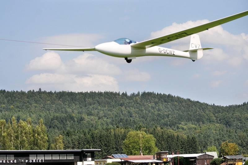 Devětatřicet pilotů z České republiky, Německa a Polska bojuje o putovní pohár během mezinárodních závodů Orlíkovské přeháňky. 