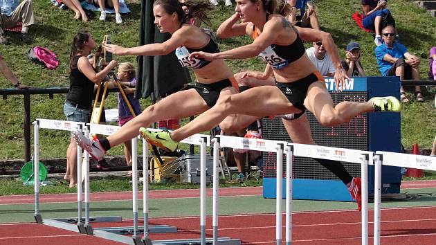 DENISA ROSOLOVÁ (blíže k objektivu) v závodě na 100m překážek.