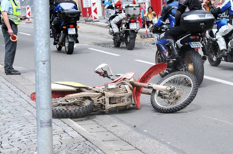 MOTOSRAZ NA BROĎÁKU byl přehlídkou motocyklů všech kubatur a různého stáří.