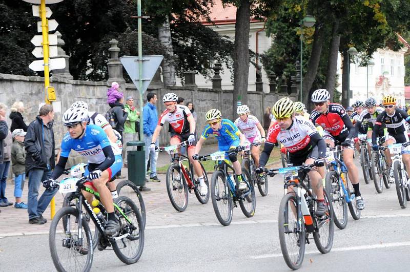 Na start nejtěžšího maratonu horských kol v České republice se na teplickém náměstí postavilo neuvěřitelných 1002 závodníků. 