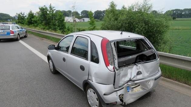 Neukázněné kačeny, které se pohybovaly v sobotu dopoledne kolem odbočky na Velký Třebešov, tedy na obchvatu České Skalice, způsobily nakonec dopravní nehodu. 