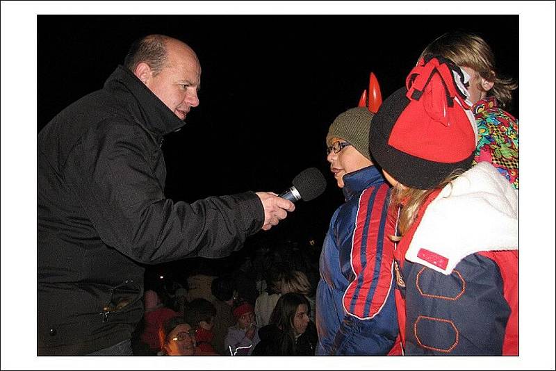 O první adventní neděli čekali nedočkavě v Polici nad Metují na příchod Mikuláše s čerty.