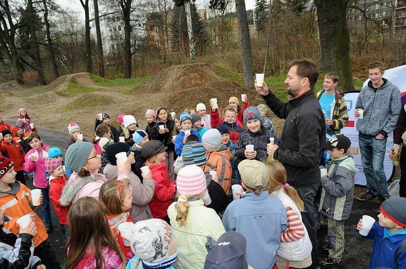 Ze slavnostního otevření nového bikeparku v Hronově.