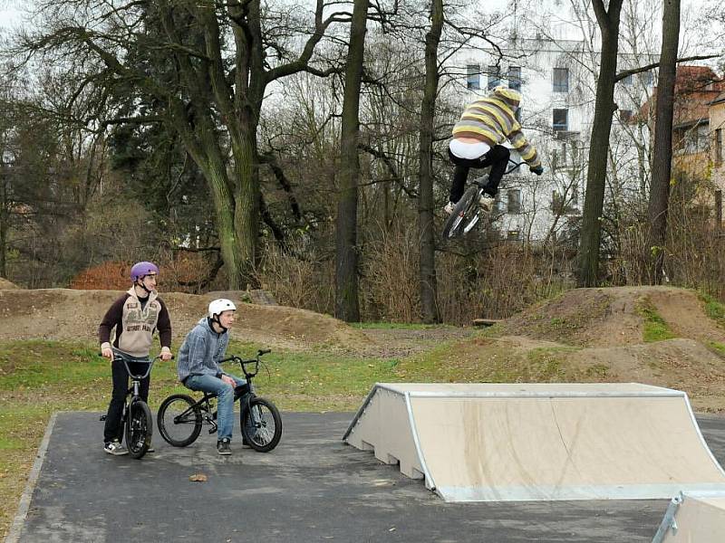 Ze slavnostního otevření nového bikeparku v Hronově.