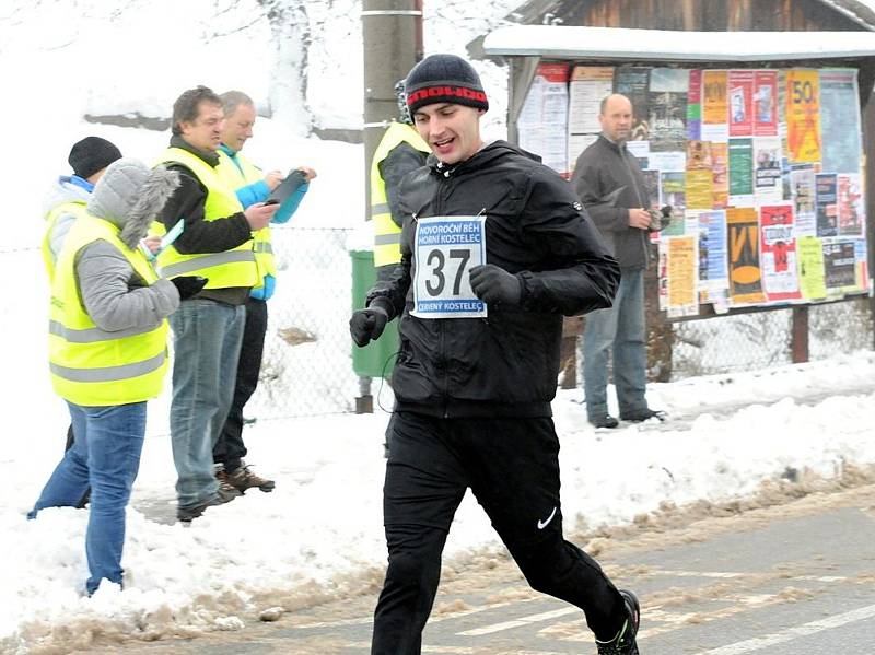 Na start Novoročního běhu se postavilo šedesát sportovců.